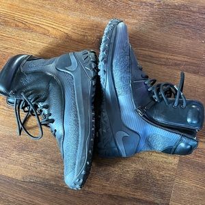Nike waterproof hiking boots size 7